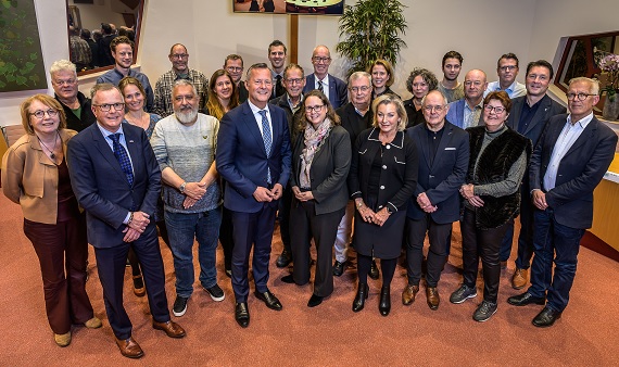Arthur van Dijk met het college en gemeenteraad van Wormerland.