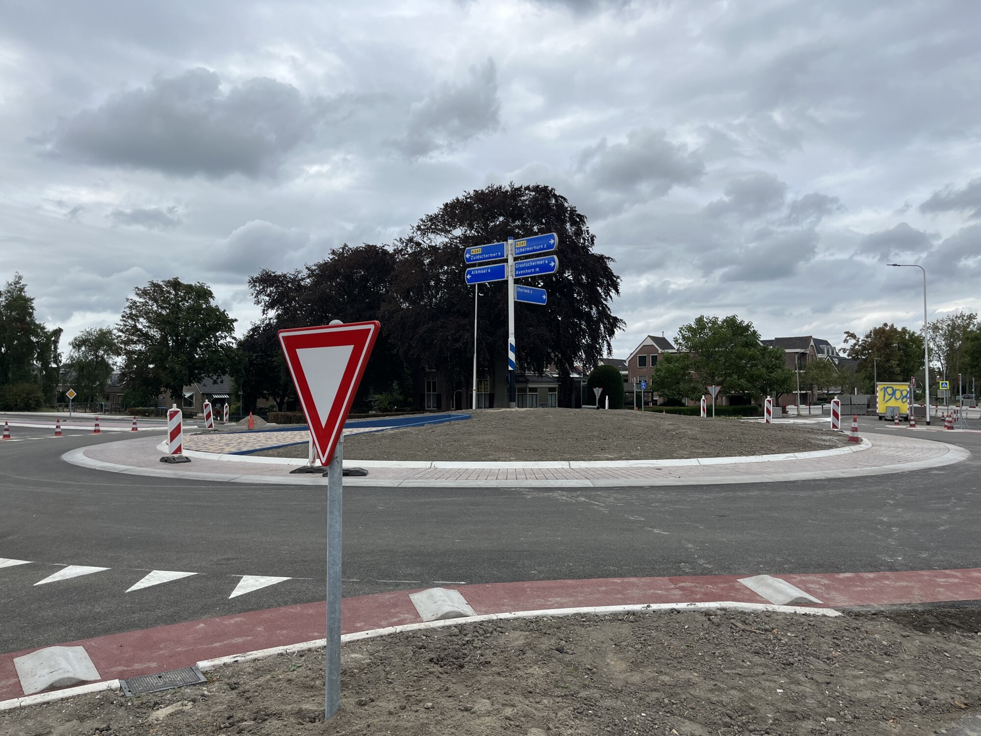 De nieuwe rotonde op de kruising van de Noordervaart (N243) met de Oterlekerweg. Foto gemaakt op 19 juli 2023