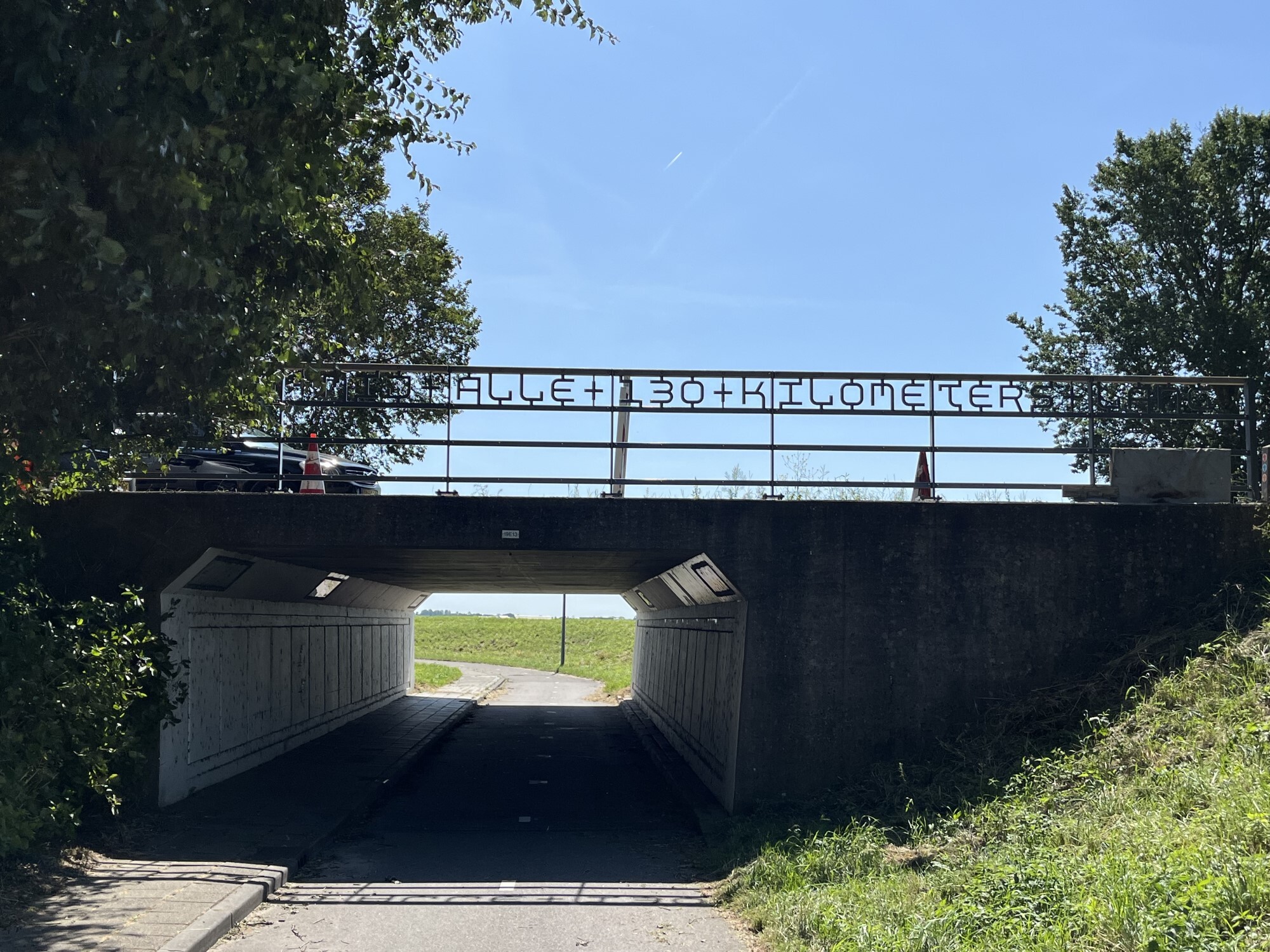 Over de fietstunnel bij Kathoek is een speciale brugleuning geplaatst met tekst als ode aan de omgeving. Foto gemaakt op 17 juli 2023