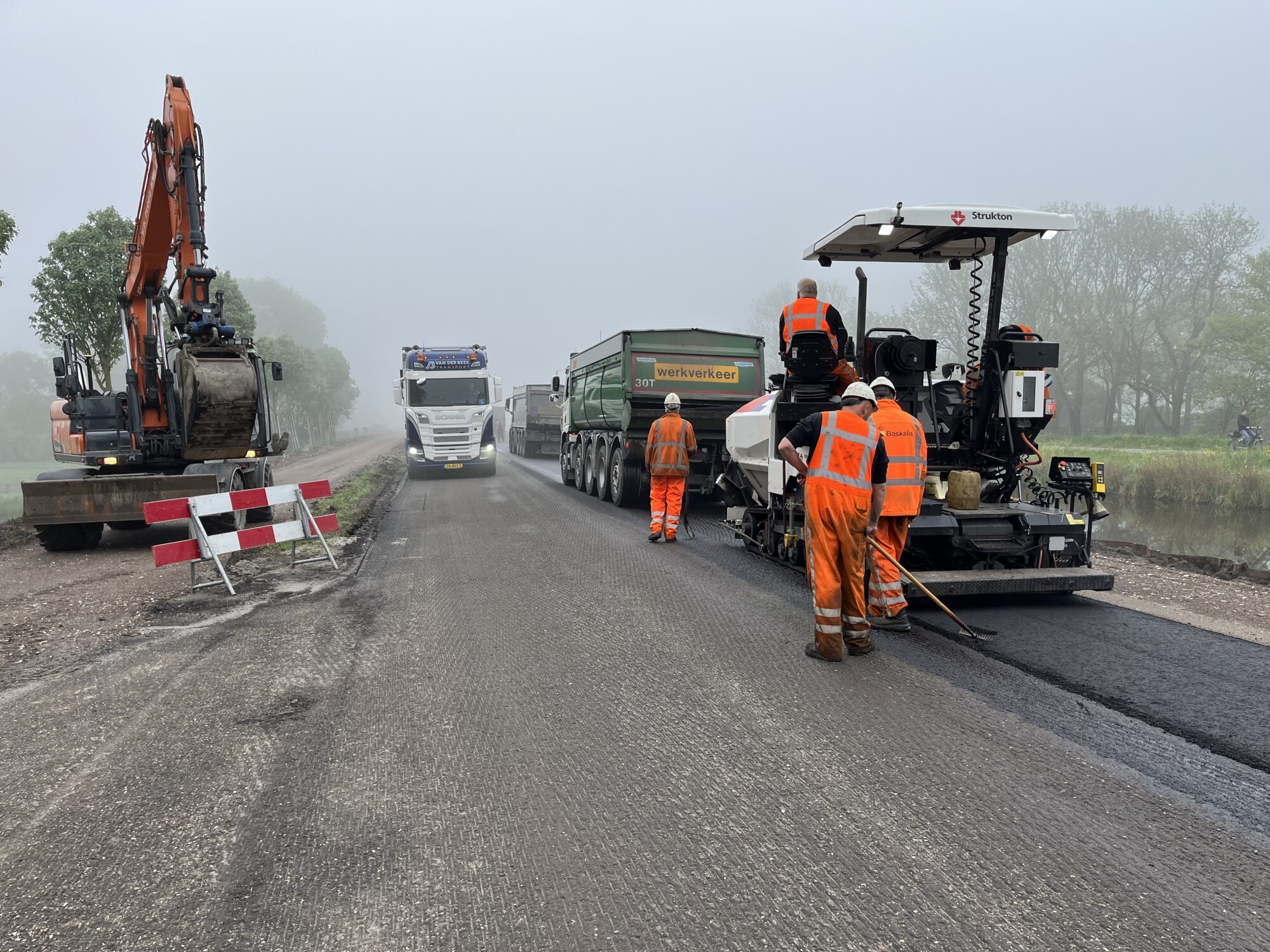 Eerste laag asfalt wordt op de Noordervaart (N243) aangelegd. Foto gemaakt op 8 mei 2023